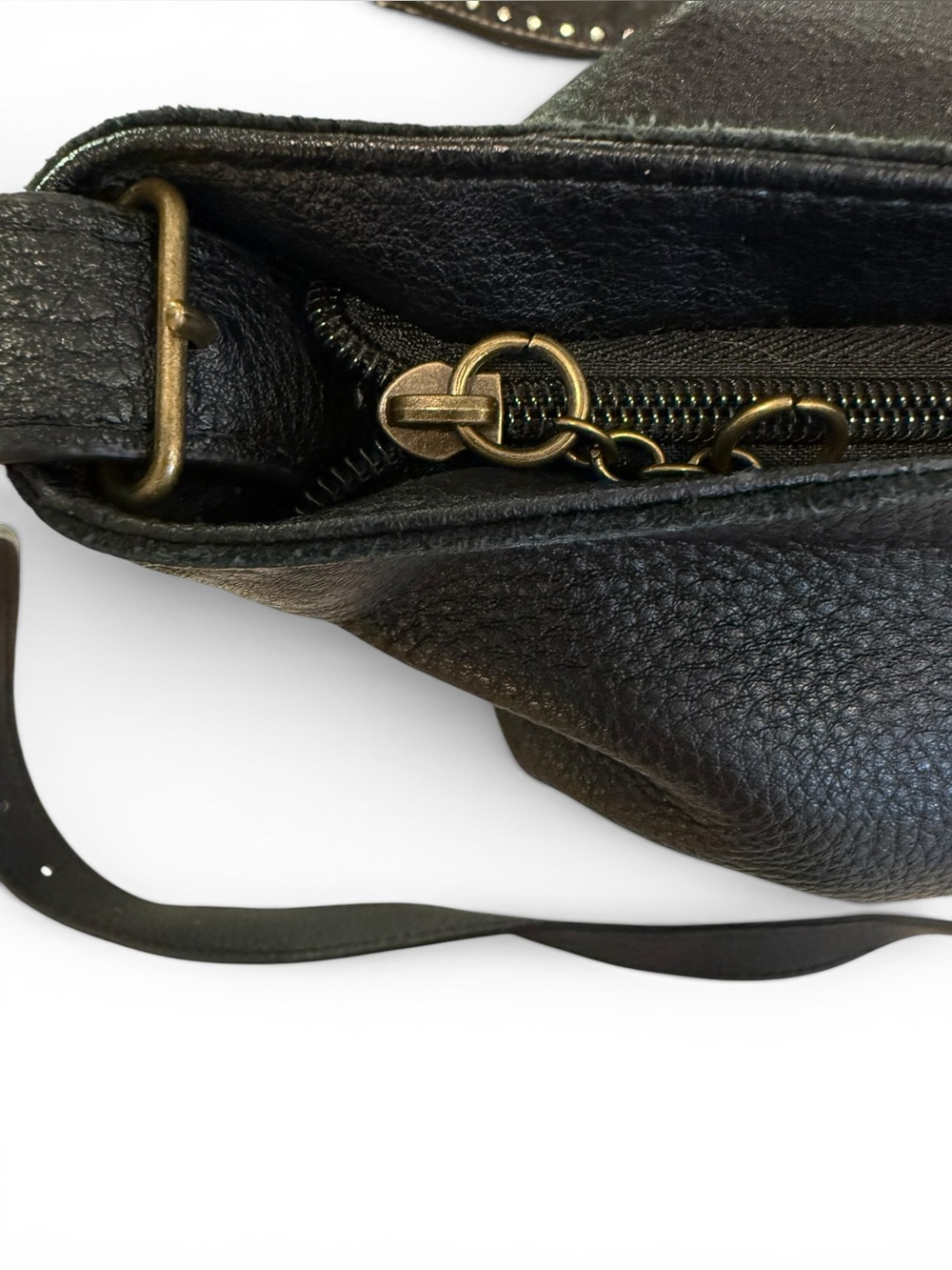 Elliott Lucca Beautiful Black Pebbled Leather Bucket Crossbody Bag - Picture 6 of 12